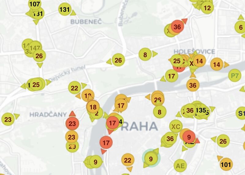 Live map of Prague with public transport vehicles, coloured by how late they are